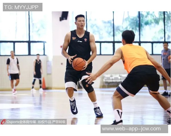 独臂篮球少年与易建联交流球技,赢得签名球衣感动无限 独臂篮球少年与易建联交流球技,赢得签名球衣感动无限