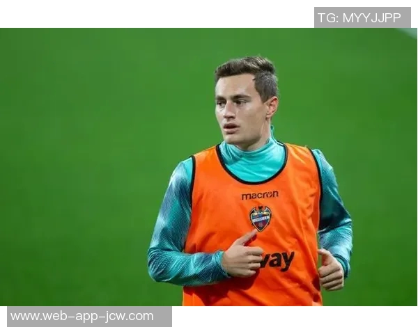 德弗鲁托斯透露西班牙队迎新仪式:站在众人中间,清唱歌曲